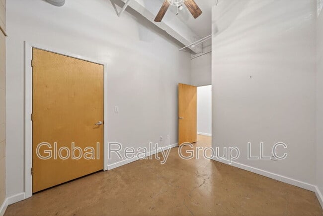 Building Photo - 1339 S Flores St