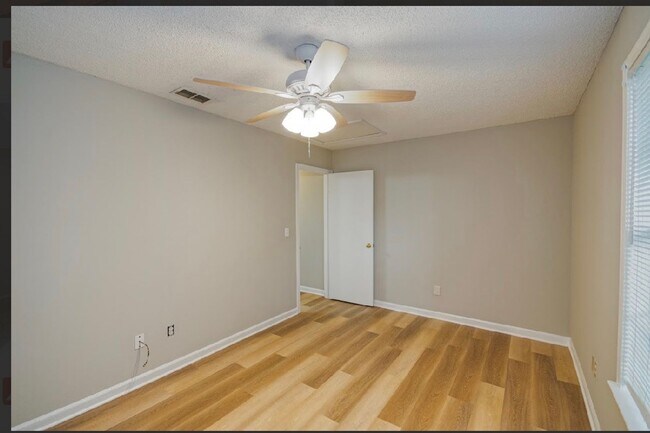 Building Photo - Fully renovated 3 BR/ 2 BA townhome off of Capital Park Circle
