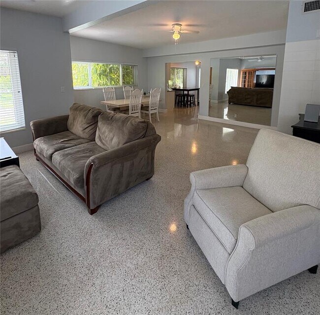 Building Photo - 1339 Royal Palm Dr S