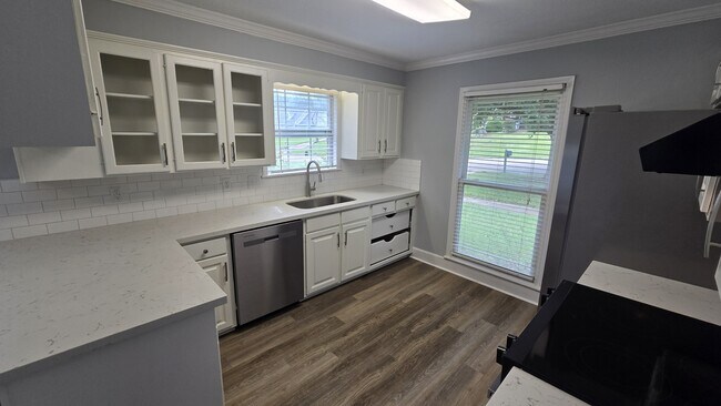 Building Photo - 405 Brentwood Dr