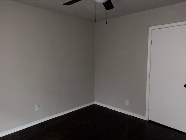 Building Photo - 6122 Glenhurst Dr