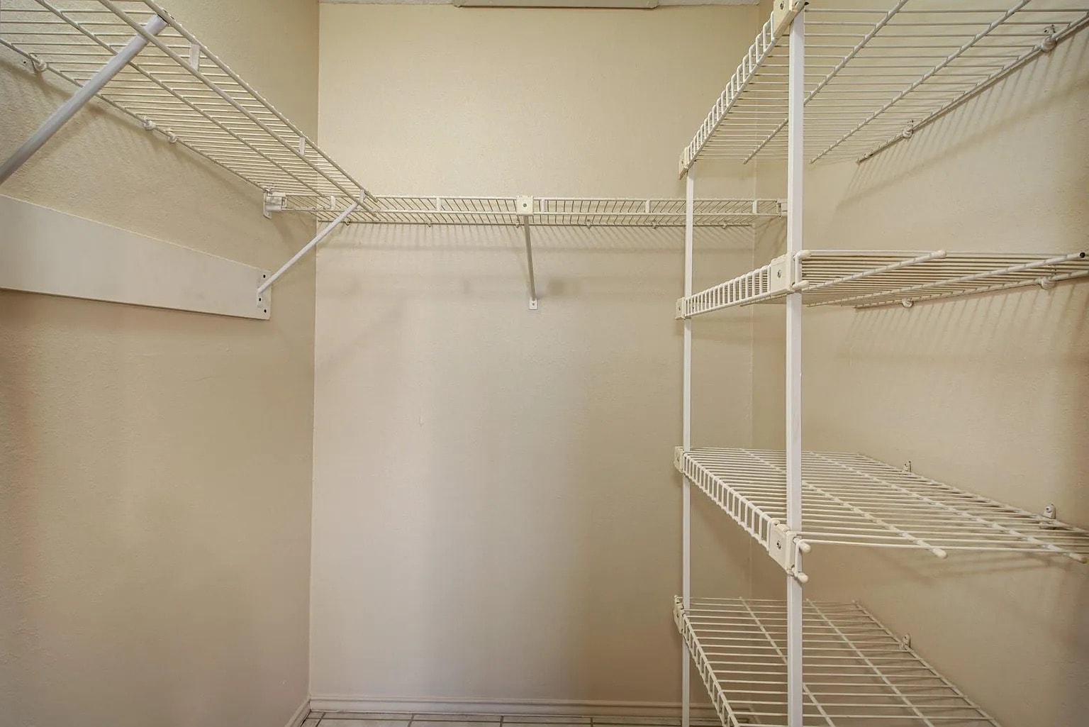 Building Photo - Room in Duplex on Luther Dr