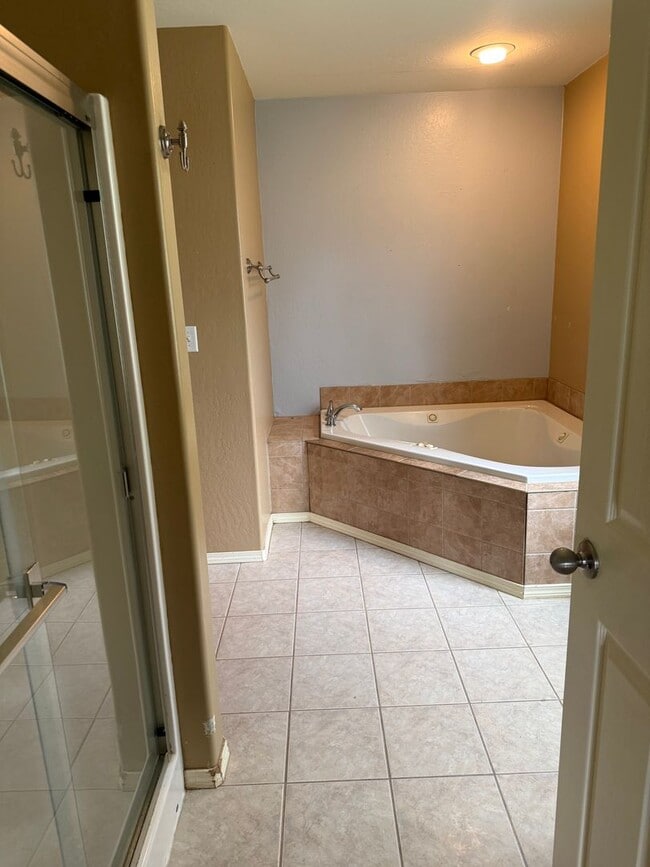Building Photo - 3BED2BATH - LARGE FENCED BACK YARD, CENTRAL AC/HEAT, STAINLESS STEEL APPLIANCED, WASHER/DRYER HOOKUP