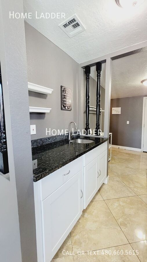 Building Photo - This charming 1-bedroom, 1-bath attached unit