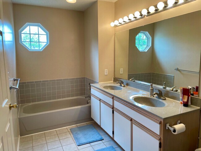 Building Photo - 102 Falcongate Dr