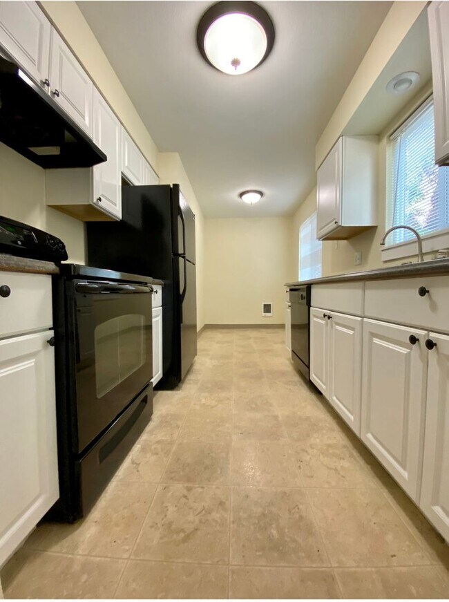 Building Photo - **FREE FIRST MONTH'S RENT** Montavilla 2 Bedroom Main Floor Apartment w/ A/C and Off Street Parki...