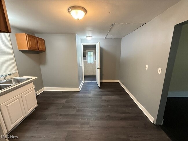 Building Photo - 3152 W 46th St