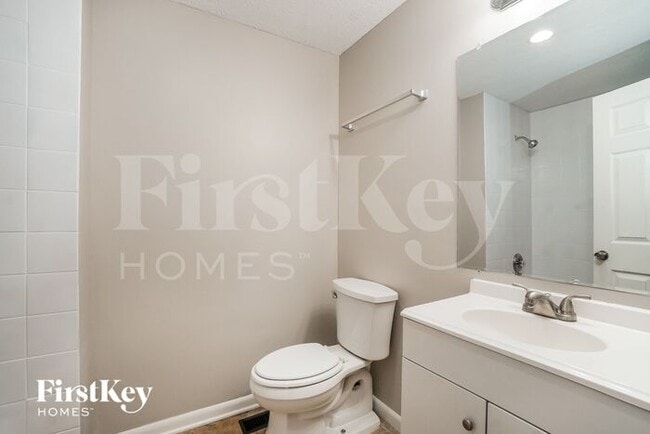 Building Photo - 815 Mcdonell Dr