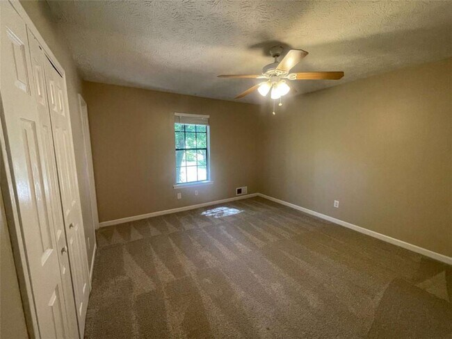 Building Photo - 55 Hunt Ridge Dr