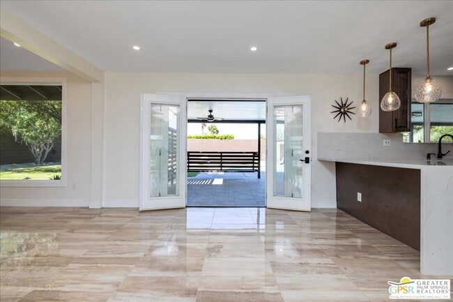 Building Photo - 372 E Molino Rd