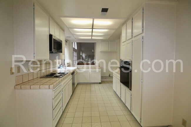 Building Photo - 13845 Davenport Ave