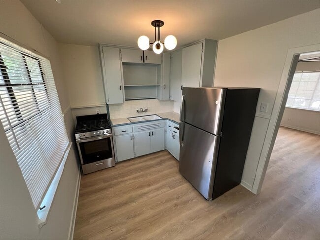 Building Photo - 906 E 46th St