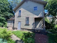 Building Photo - Single Family Heritage Hill Home! Two Bedr...