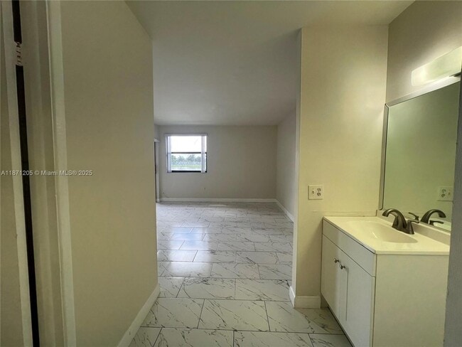 Building Photo - 480 W Park Dr