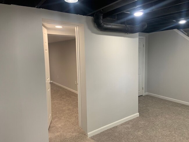 Building Photo - West Baltimore 4 Bedroom 1.5 Bathroom Town...