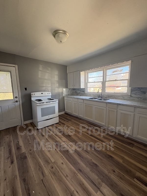 Building Photo - 810 Fairfax Ave