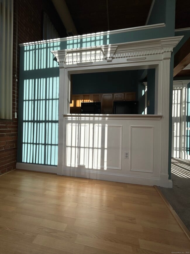 Building Photo - 839 Main St