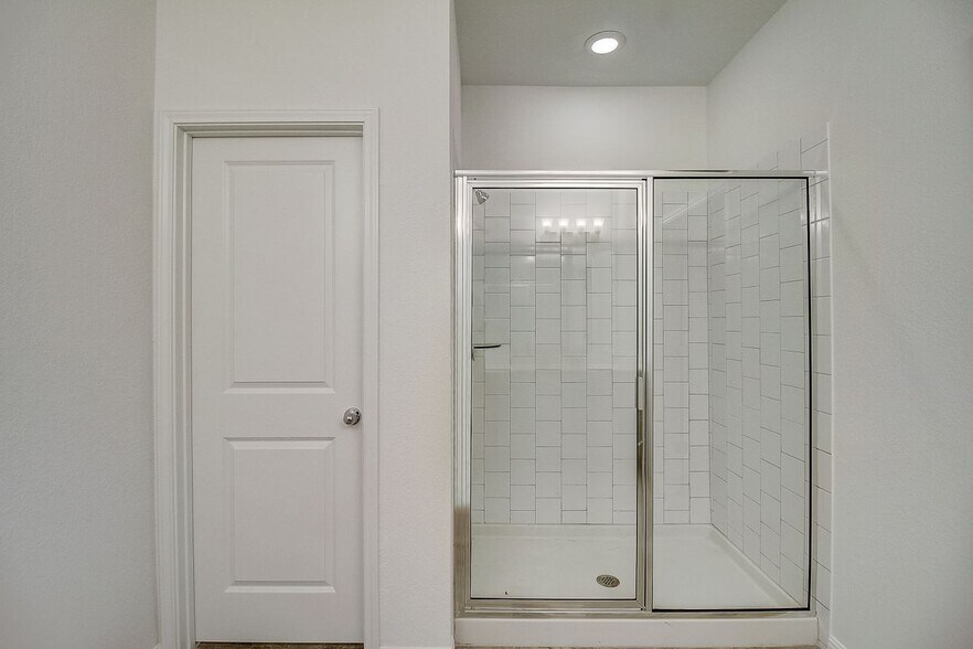 Building Photo - 117 Lacey Oak Lp