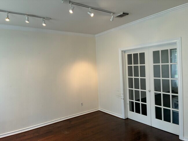Building Photo - 4635 Meadow Green Dr