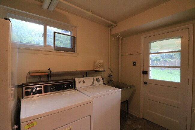 Building Photo - "Coming Soon". 4 bed + 2.5 Bath Stunning Split-Level in Kemp Mill