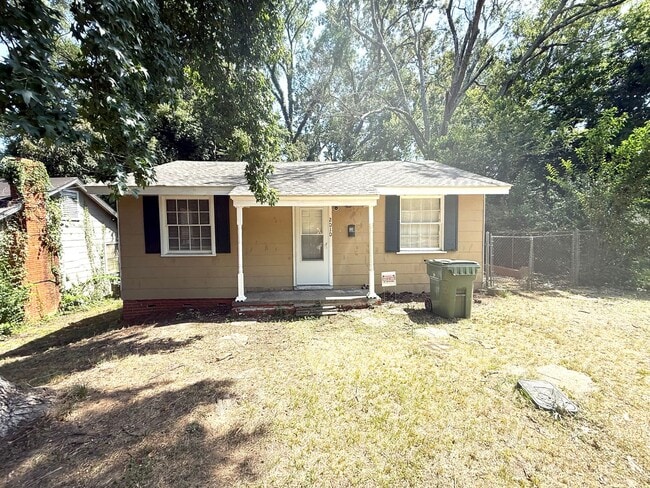 Primary Photo - ** 2 bed 1 bath located in Capitol Hights ...