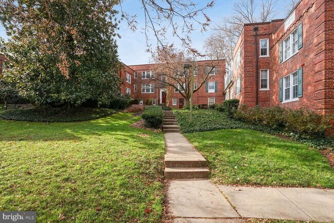 Primary Photo - 1758 N Rhodes St