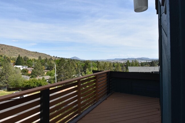 Building Photo - 1641 Ridgecrest Dr