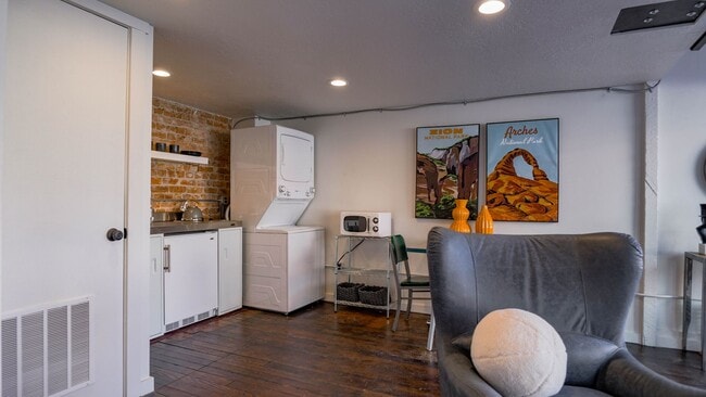 Building Photo - 40 N Freedom Blvd