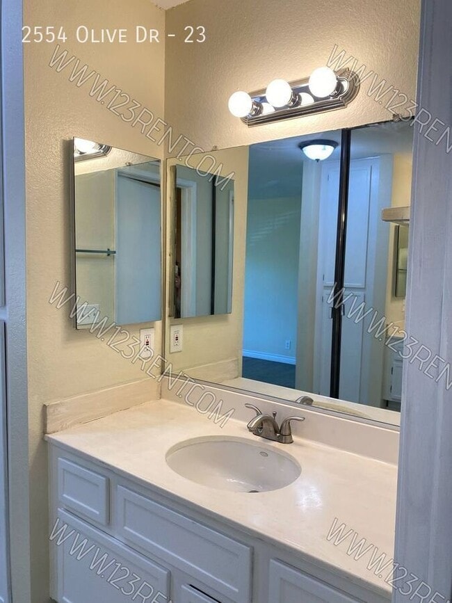 Building Photo - 2554 Olive Dr
