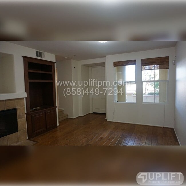 Building Photo - 2 Bed, 3 Bath Townhome Near Parks, Shoppin...