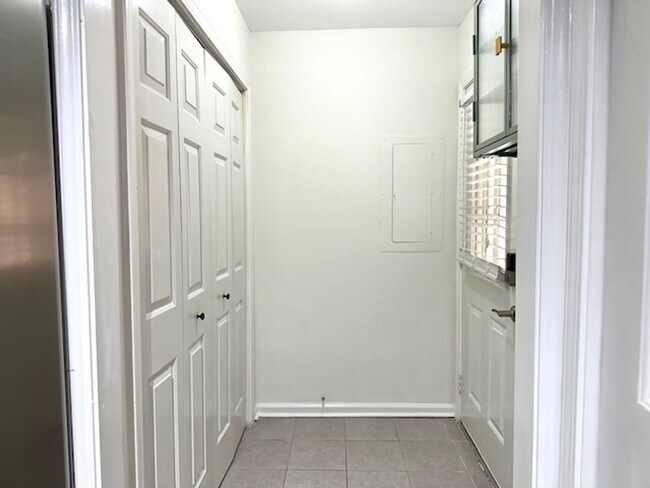 Building Photo - LIVE IN THE HEART OF FOREST ACRES
