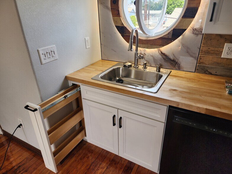 Building Photo - 3684 43rd St