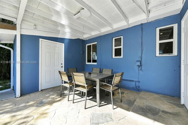 Building Photo - 1328 N Andrews Ave