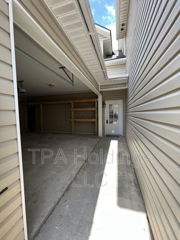 Building Photo - 43225 Creek Cir