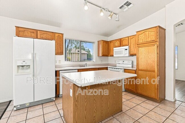Building Photo - 8952 E Birchwood Cir