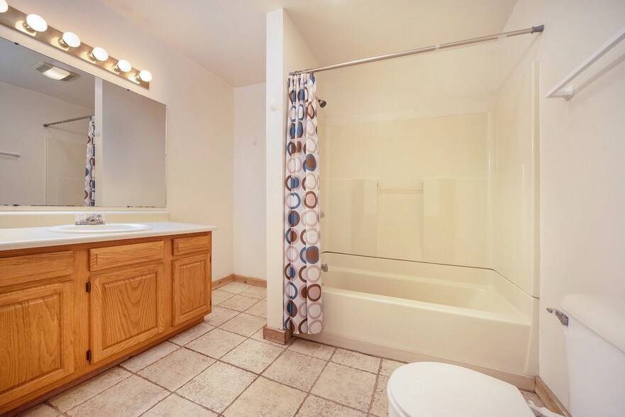 South bathroom - 1115 Lafayette Ave