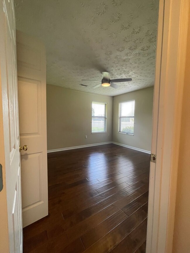 Building Photo - MOVE IN READY