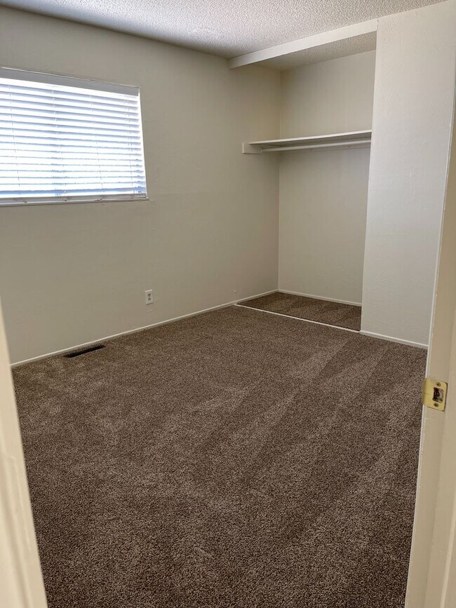 Building Photo - Clean 2 bedroom Duplex Near UNR