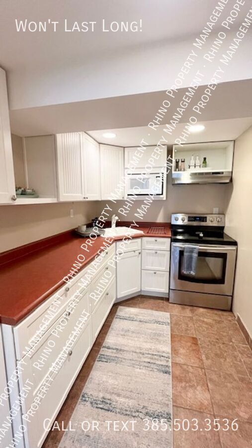 Building Photo - 2 Bedroom/1 Bathroom Garden Level Unit in ...