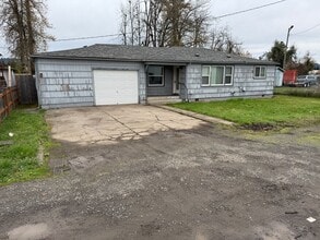 Building Photo - Updated 3 bedroom 1 bathroom house on a huge lot!