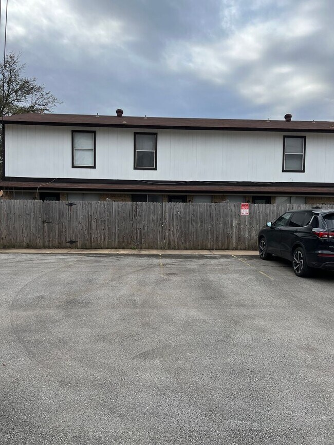 Building Photo - 2017 Paisley Dr