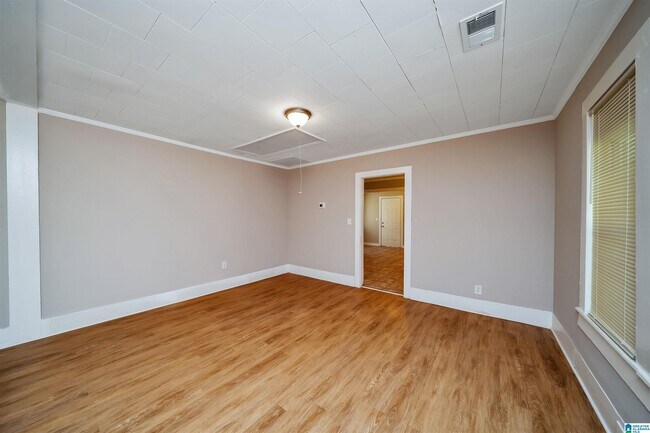 Building Photo - 806 Magnolia Dr NW