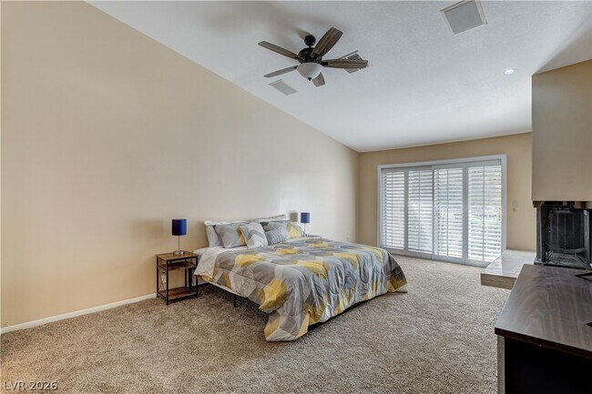Building Photo - 3223 Pinehurst Dr