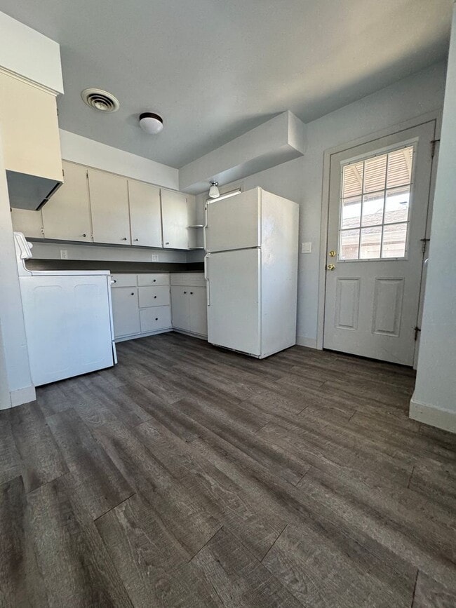 Building Photo - Beautiful 3 Bedroom 1 Bath Ranch Style Sin...
