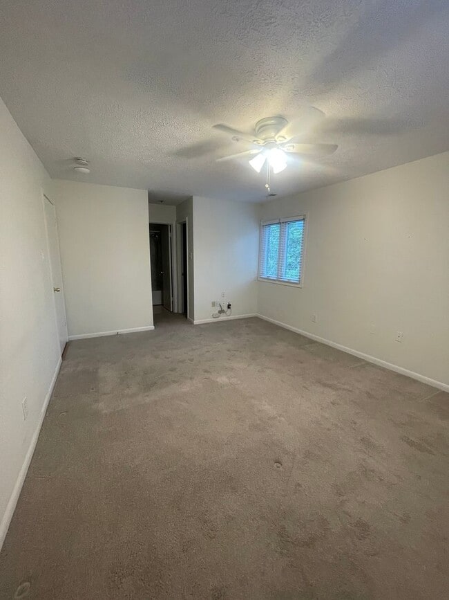 Building Photo - VERY SPACIOUS CONDO ON 3RD FLOOR WITH ELEV...