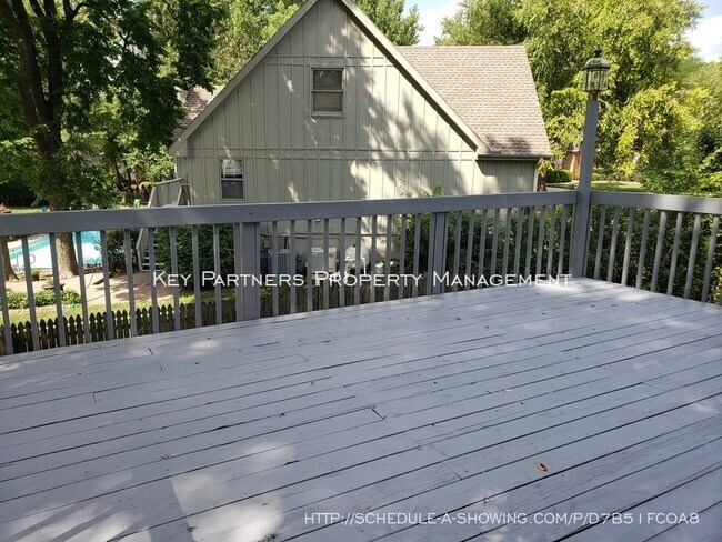 Building Photo - 8620 W 117th - SPACIOUS and Updated!