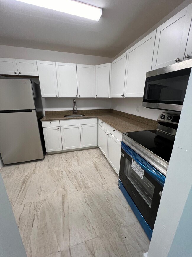 Building Photo - 15225 NE 6th Ave