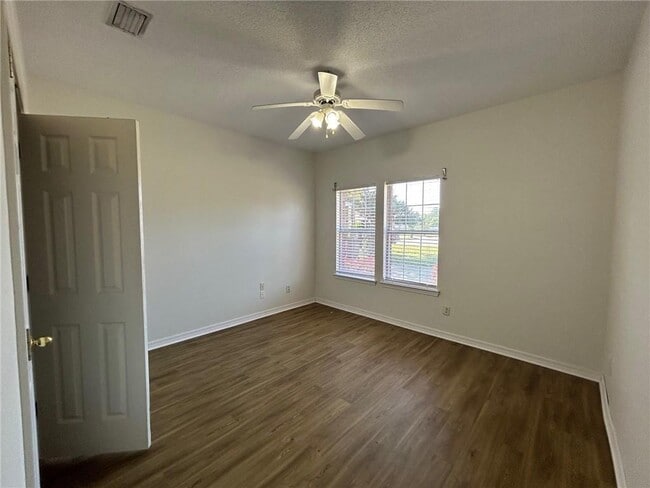 Building Photo - 5463 Henning Dr W