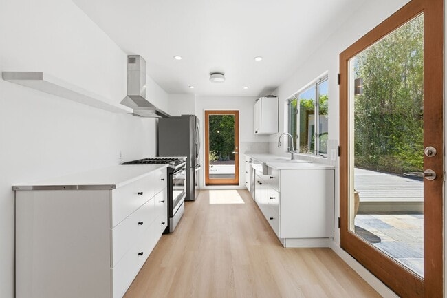 Building Photo - Amazing Del Rey House Available