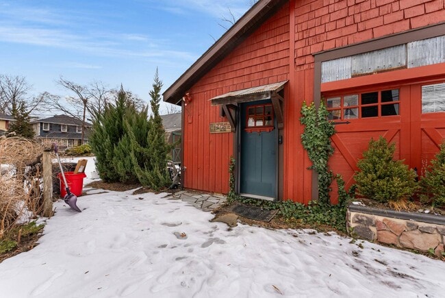 Building Photo - 264 Lake St